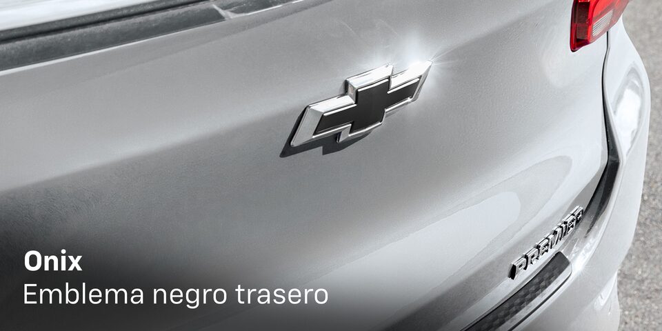 Accesorios Originales Chevrolet® Onix Emblema Negro Trasero