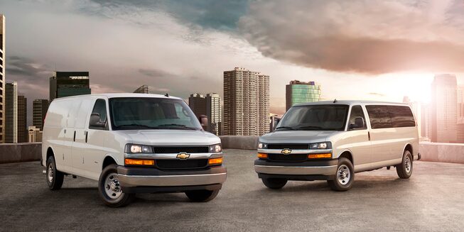 Chevrolet Express Van 2024 con espejos exteriores con ajuste eléctrico, calefactables y plegables eléctricamente