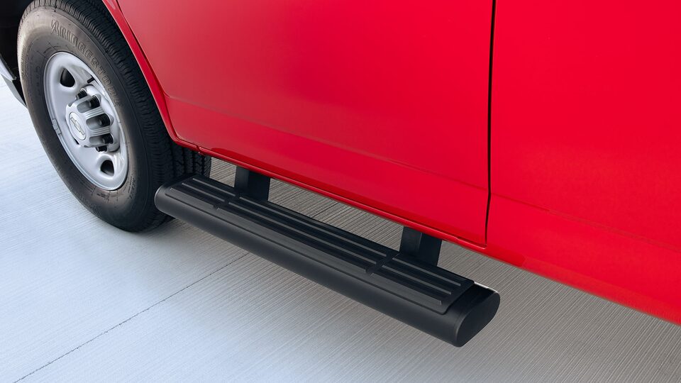 Estribos moldeados en negro Chevrolet Express Van 2025